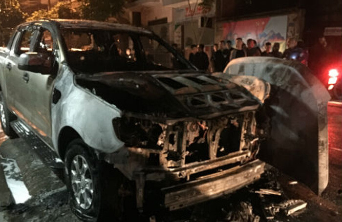 Video: Xe Ford Ranger cháy trơ khung sau tiếng nổ lớn