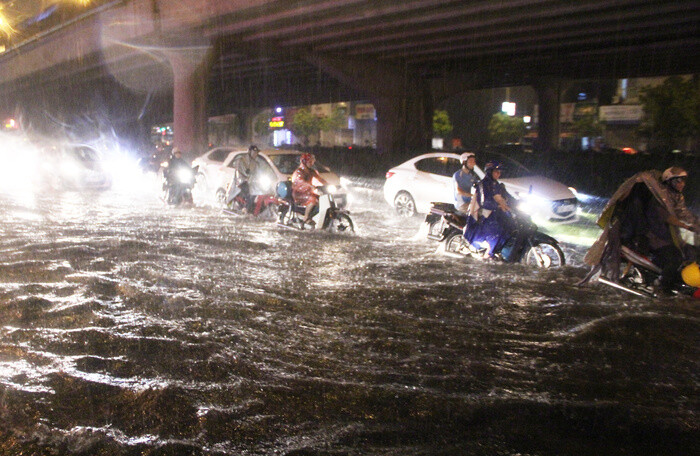 Loạt ô tô, xe máy ‘bơi’ trên phố sau cơn mưa lớn kéo dài