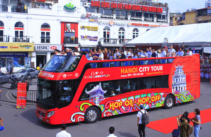 Trải nghiệm xe buýt 2 tầng mui trần đầu tiên tại Hà Nội