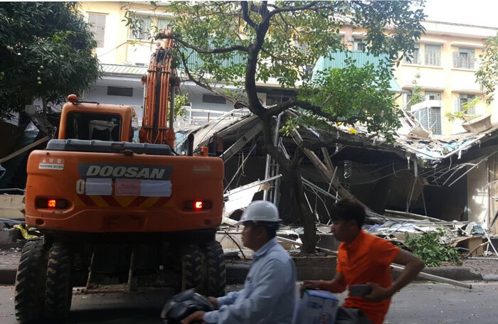 Đang tháo dỡ công trình sai phép ở dự án cống hóa mương Phan Kế Bính