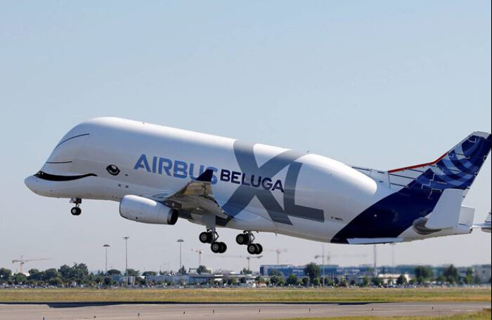Xem 'cá voi bay' của Airbus lần đầu cất cánh