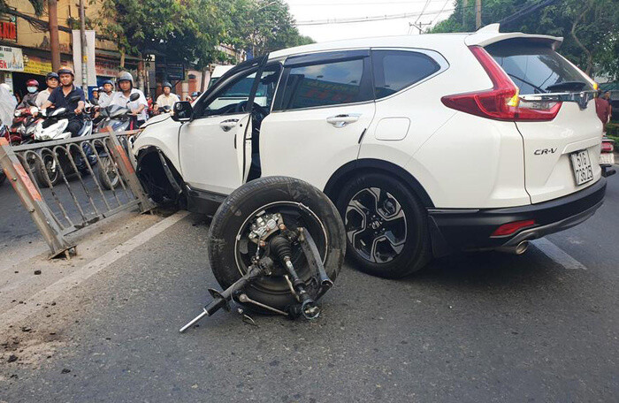 Honda CR-V ‘rụng bánh’ sau cú tông mạnh vào dải phân cách