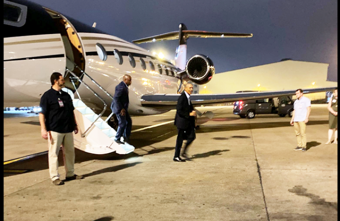 Cựu Tổng thống Mỹ Obama bất ngờ đáp chuyên cơ riêng xuống sân bay Tân Sơn Nhất