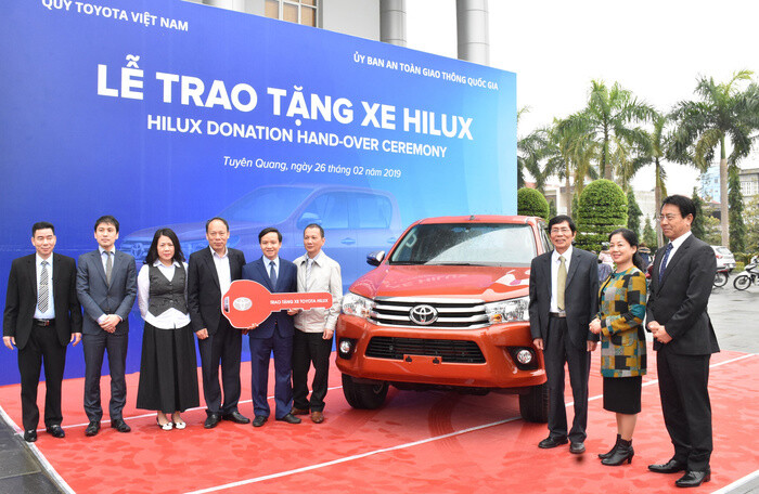 Quỹ Toyota Việt Nam tặng xe Hilux cho Ban ATGT tỉnh Tuyên Quang