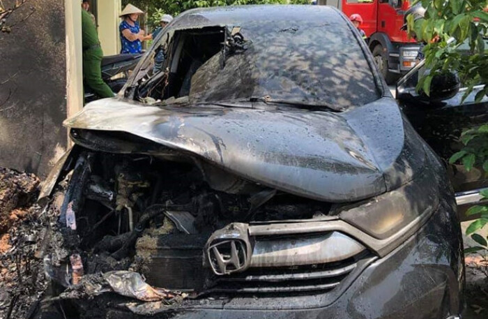 Người dùng hoang mang khi Honda CR-V đậu dưới trời nắng bất ngờ bốc cháy