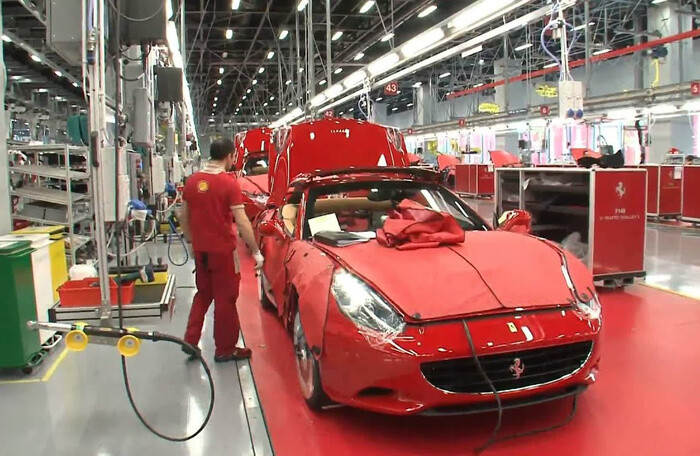 Sau Lamborghini, hãng siêu xe Ferrari dừng sản xuất vì dịch Covid-19