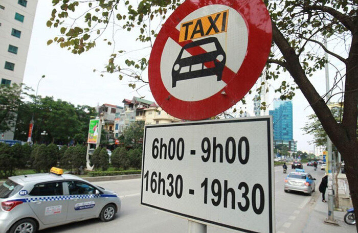 Sẽ tạm dỡ bỏ biển cấm taxi, xe hợp đồng dưới 9 chỗ trên 10 tuyến phố ở Hà Nội