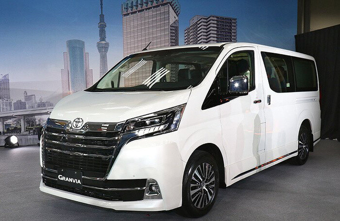 Toyota Granvia ra mắt khách hàng Việt, ‘thách đấu’ Peugeot Traveller