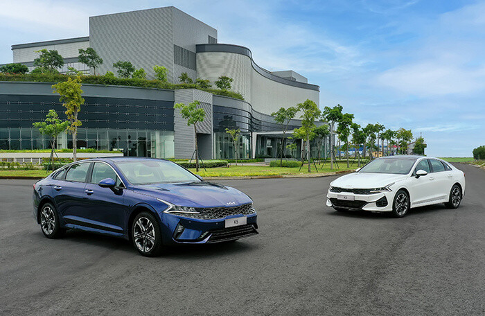 Kia K5 giá từ 870 triệu đồng, cạnh tranh Toyota Camry và VinFast Lux A2.0