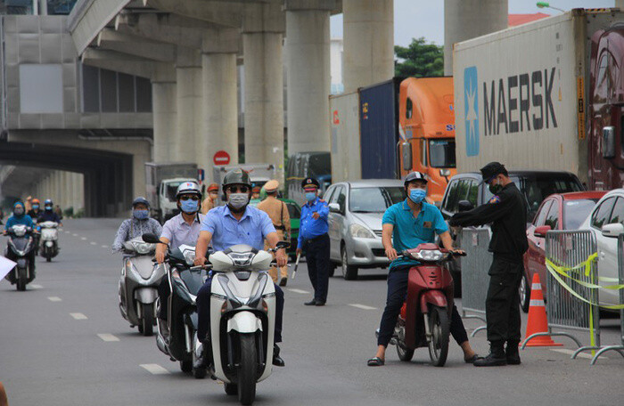 Hà Nội vẫn kiểm soát giấy đi đường khi chờ chỉ đạo từ thành phố