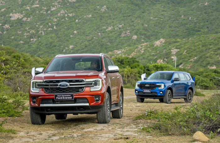 Ford Everest áp sát Hyundai Santa Fe trong cuộc đua SUV 7 chỗ tháng 9/2022