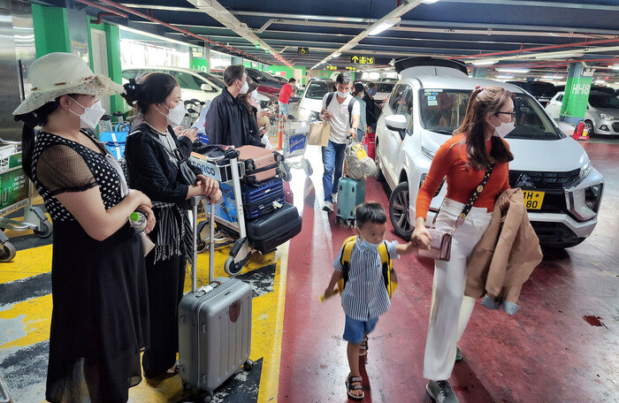 Họp liên ngành để xử lý tình trạng bát nháo ở sân bay Tân Sơn Nhất