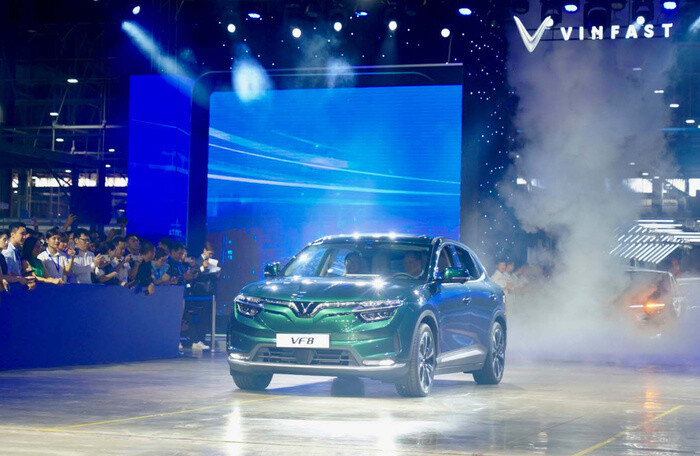 VinFast bàn giao 100 ô tô điện VF 8 đầu tiên cho khách hàng