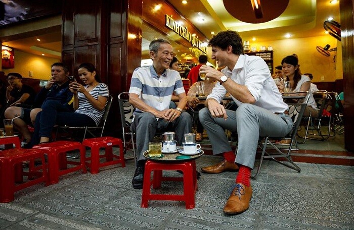 Khoảnh khắc Thủ tướng Canada ngồi uống cà phê vỉa hè Sài Gòn