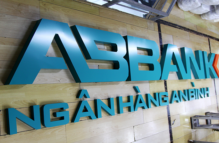 Truy tìm 2 thanh niên mang súng cướp ngân hàng ABBank ở Sài Gòn