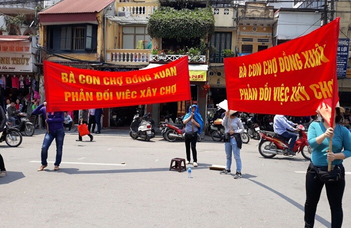 Hàng trăm tiểu thương căng băng rôn phản đối trước tin đồn xây mới chợ Đồng Xuân