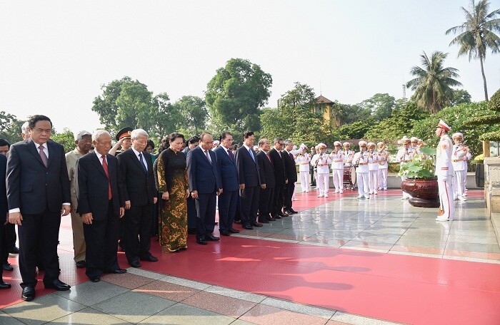 Chủ tịch Quốc hội, Thủ tướng Chính phủ và nhiều lãnh đạo viếng Chủ tịch Hồ Chí Minh nhân kỷ niệm 129 năm ngày sinh