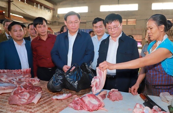 Phó Thủ tướng Vương Đình Huệ đi chợ tết, mua thực phẩm tại Nghệ An