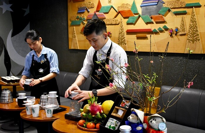 Sau 7 năm có mặt tại Việt Nam, Starbucks chính thức ra mắt phin pha cà phê