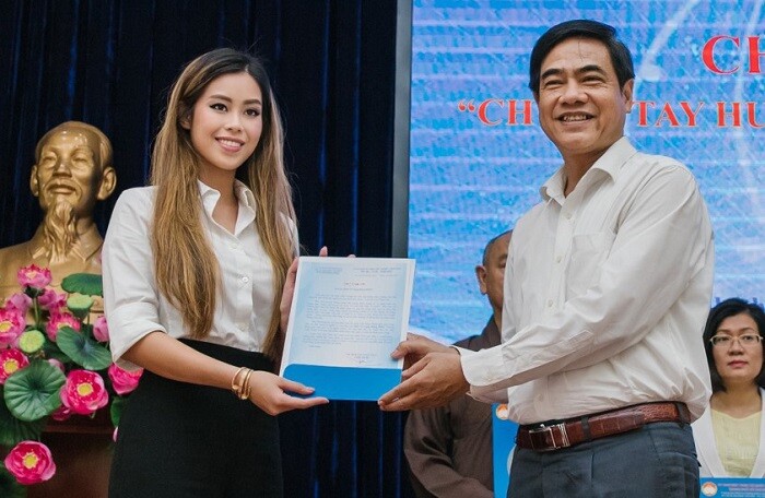 Con gái ông Johnathan Hạnh Nguyễn trao 3,3 tỷ đồng ủng hộ miền Trung và gia đình 13 cán bộ gặp nạn
