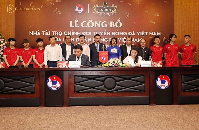 King Coffee của bà Lê Hoàng Diệp Thảo tài trợ cho các đội tuyển bóng đá Việt Nam