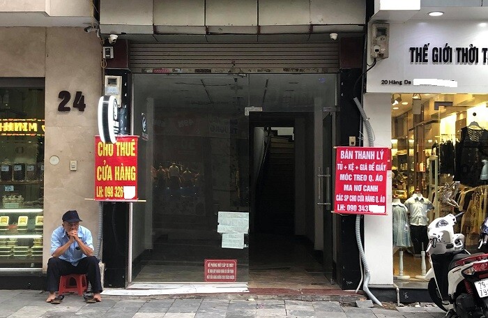 Covid-19 trở lại, loạt cửa hàng ở phố cổ Hà Nội đua nhau treo bảng cho thuê