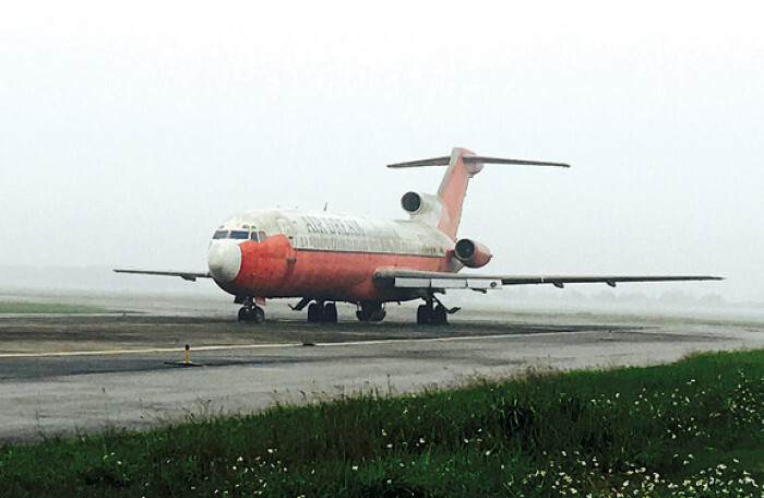 Có thể làm gì với xác máy bay bị bỏ quên ở sân bay Nội Bài?