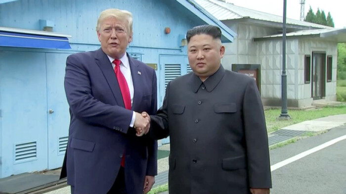 Ông Trump bước qua biên giới gặp Chủ tịch Kim Jong Un