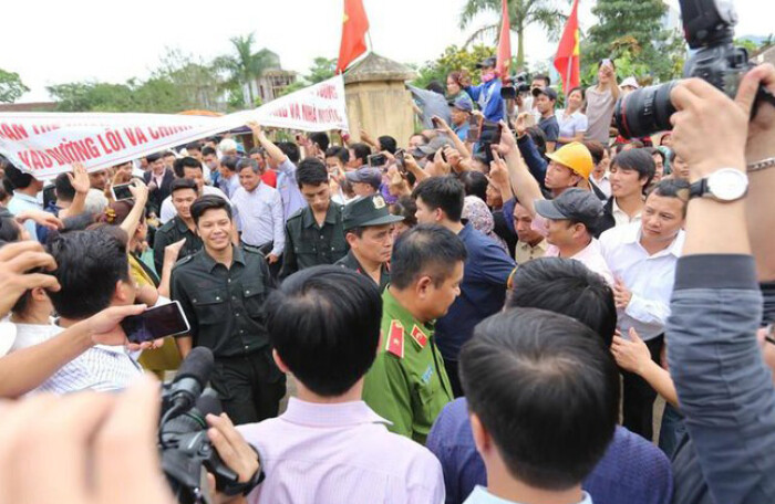 An ninh trật tự ở Đồng Tâm đã ổn định, nhiều người dân giúp công an, quân đội làm nhiệm vụ