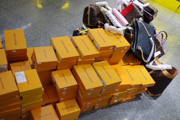 Đồ Louis Vuitton, Chanel, Gucci, Nike, Rolex... nghi giả mạo bán hàng loạt tại The Manor Hà Nội