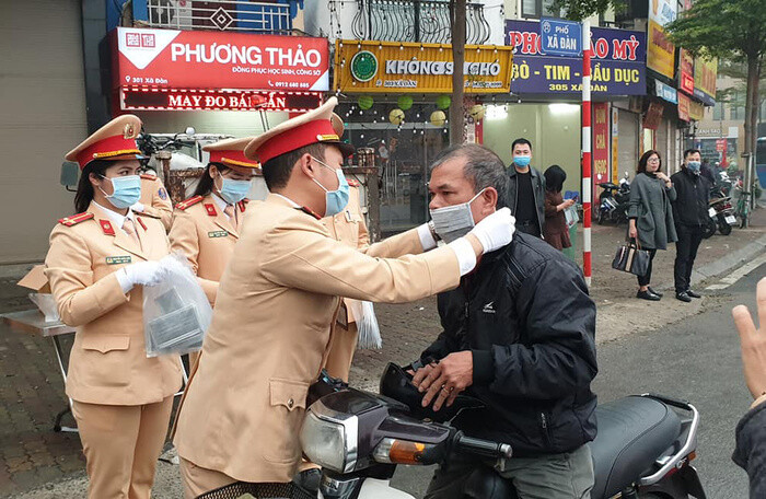 CSGT Hà Nội phát khẩu trang miễn phí cho người dân để phòng dịch do virus corona