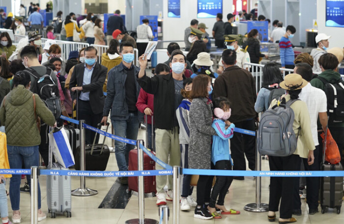 Bộ GTVT yêu cầu các hãng hàng không 'giải cứu' gần 1.700 du khách mắc kẹt tại Đà Nẵng