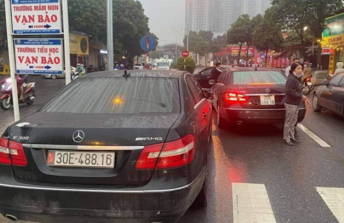 Công an Hà Nội tạm giữ 2 xe Mercedes có cùng biển số
