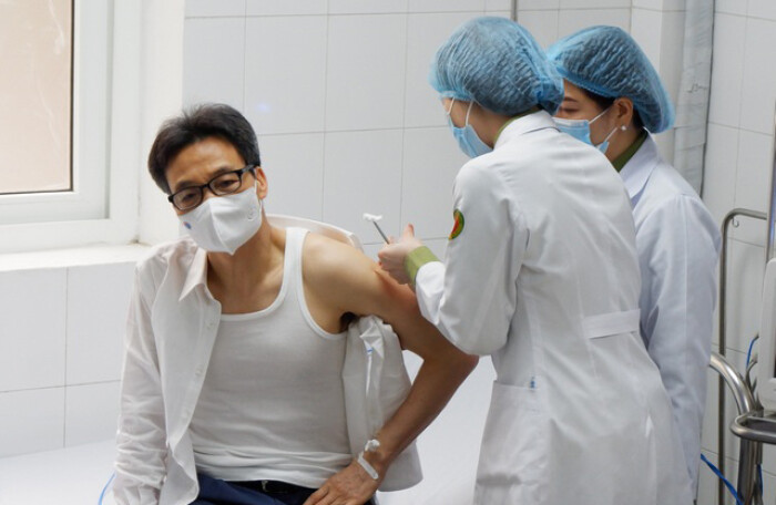 Phó thủ tướng Vũ Đức Đam tiêm thử vaccine Covid-19 'made in Vietnam'
