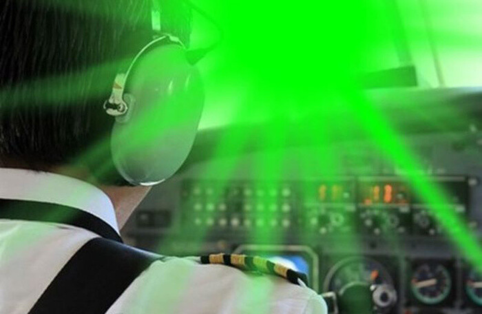 Báo động tình trạng chiếu laser vào buồng lái máy bay