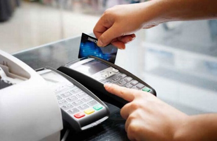 Từ 1/8, tổ chức tín dụng phải giảm phí giao dịch ATM, POS, chuyển khoản liên ngân hàng