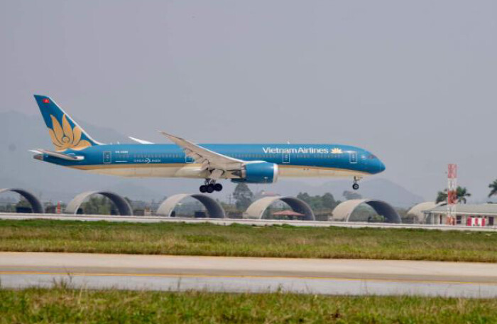 Cận cảnh chuyến bay đầu tiên đưa gần 300 người Việt từ Ukraine về nước