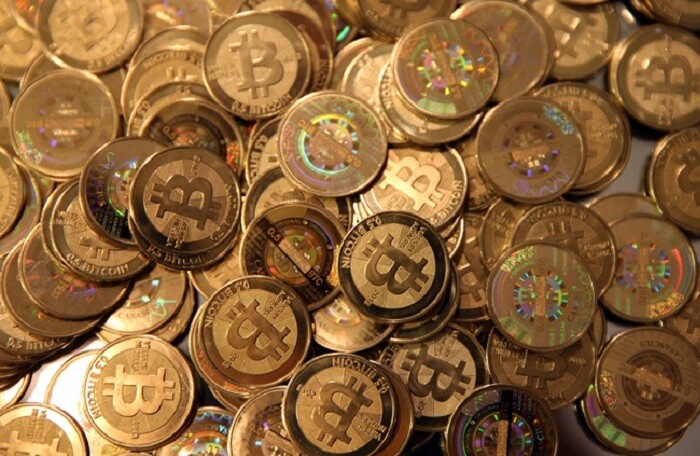 Giá Bitcoin tiếp tục trượt dốc