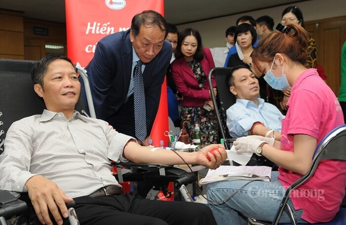 Bộ trưởng Trần Tuấn Anh tham gia ngày hội hiến máu tình nguyện