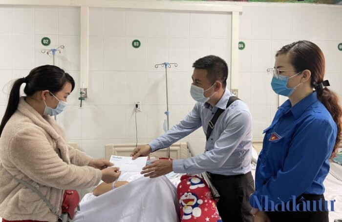 Đoàn Thanh niên Tạp chí Nhà đầu tư tặng quà từ thiện cho bệnh nhân Bệnh viện Việt Đức