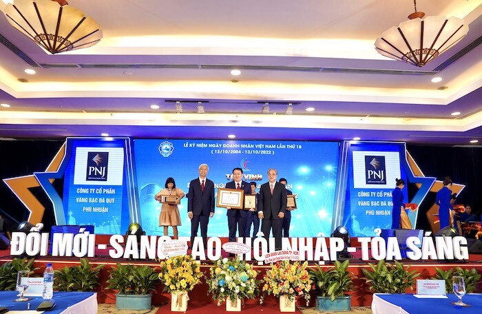 Tổng giám đốc PNJ được trao tặng danh hiệu Doanh nhân tiêu biểu TP. HCM 2022
