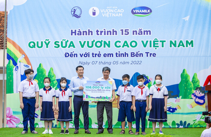 Quỹ sữa Vươn cao Việt Nam và Vinamilk trao tặng 1,9 triệu ly sữa cho trẻ em