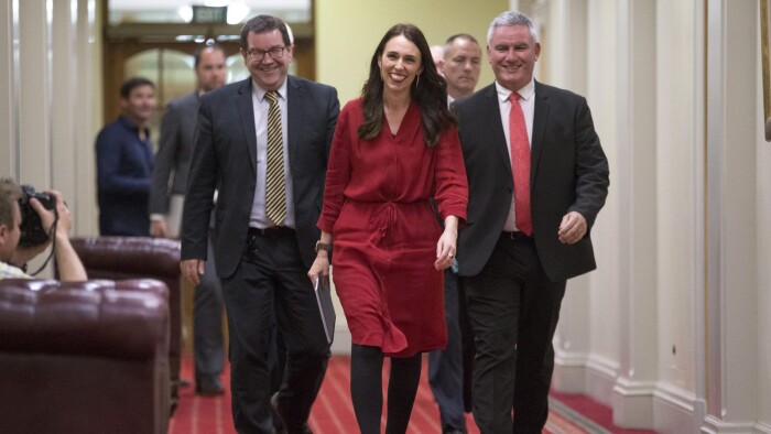 New Zealand có nữ Thủ tướng trẻ nhất lịch sử, Đô-la sụt giá thê thảm