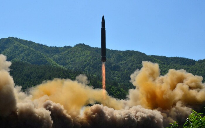 Triều Tiên phóng tên lửa 'ôm trọn thế giới', giá vàng, chứng khoán tăng hay giảm?