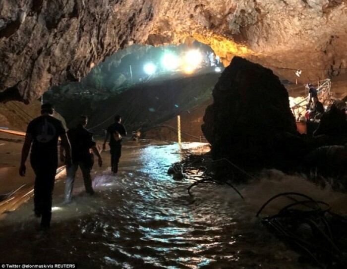 Giải cứu đội bóng nhí Thái Lan: Chỉ còn 2 người trong hang