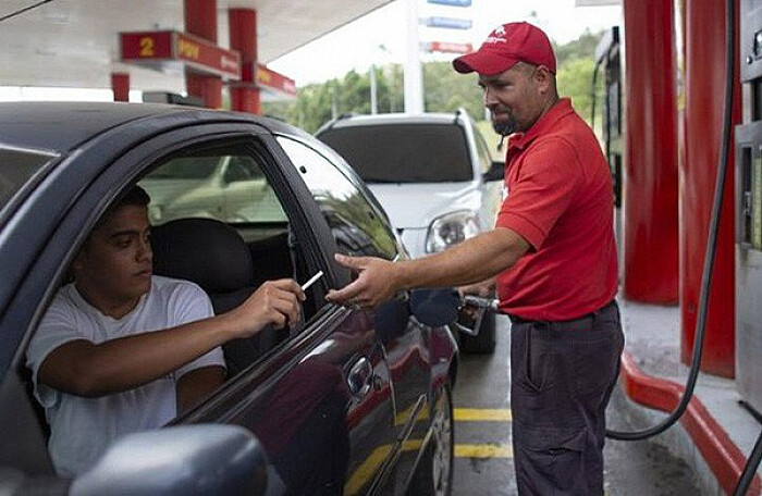 Tiền mất giá, người dân Venezuela dùng kẹo, thuốc lá...để mua xăng
