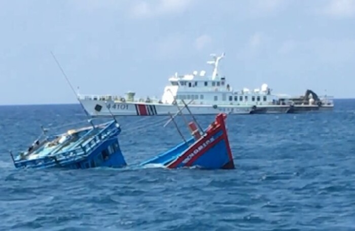 Hà Tĩnh: Chìm tàu gần cảng Sơn Dương, 2 người nguy kịch, 10 người mất tích