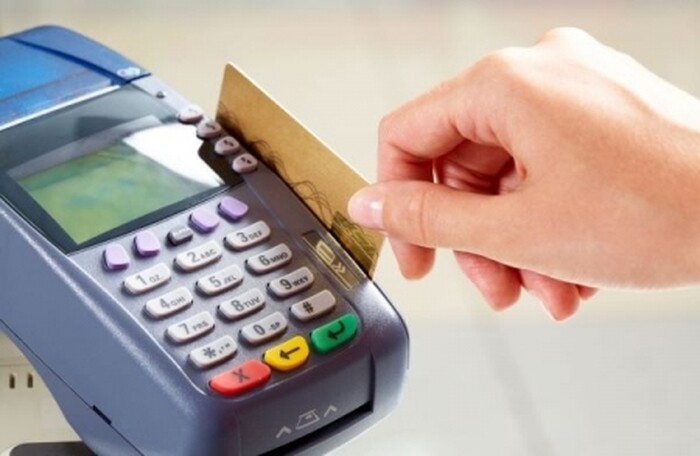 Thẻ từ ATM dễ bị làm giả, chuyển đổi tốn kém