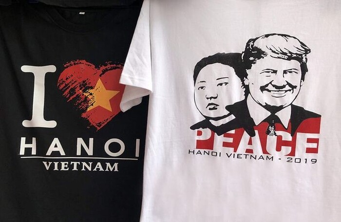 Một phút nghĩ ra ý tưởng, ngày bán 400 áo hình Tổng thống Trump và Chủ tịch Kim