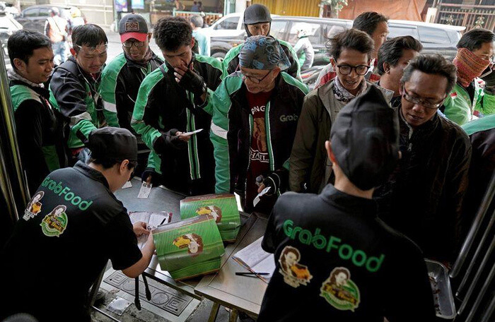 Grab đối đầu Gojek trong cuộc chiến giao đồ ăn tỷ USD